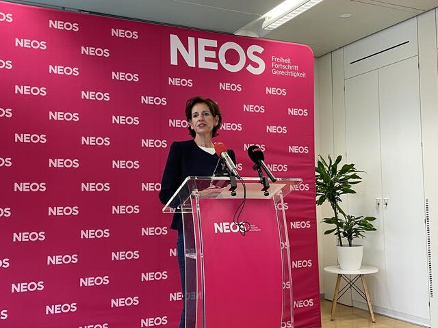NEOS Landesparteivorsitzenden Indra Collini kritisiert ÖVP und Grüne und macht Druck auf nachhaltige Steuerentlastungen. | Foto: Marlene Trenker
