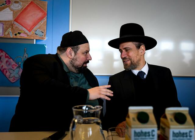 Imam Demir Ramazan (l.) und Rabbiner Schlomo Hofmeister erhalten den Ute Bock Preis für Zivilcourage 2024. | Foto: JOE KLAMAR / AFP / picturedesk.com
