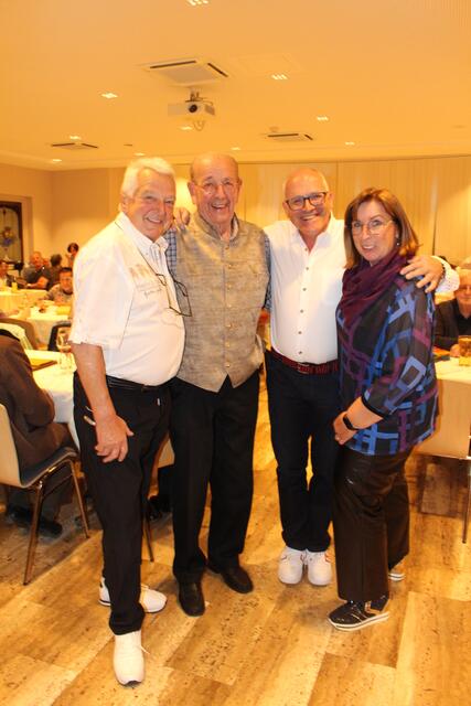 Reschenhof-Senior Chef Robert Oberhofer mit Alois Holaus sowie Helmut und Ingrid Pach