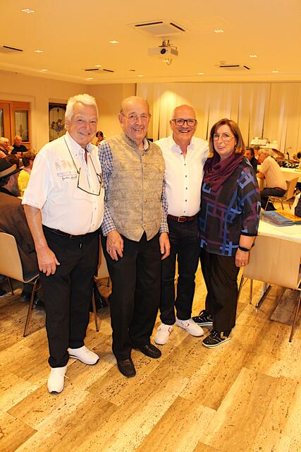 Reschenhof-Senior Chef Robert Oberhofer mit Alois Holaus sowie Helmut und Ingrid Pach
