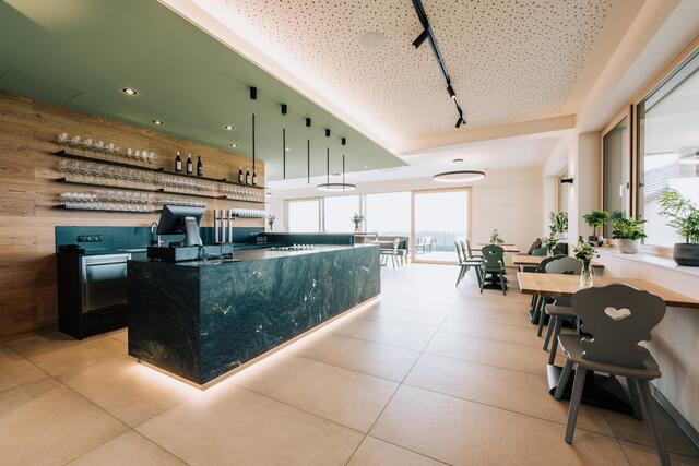 In der neuen Vinothek kann Familie Radl ihren Gästen in herrlich naturverbundenem Ambiente ihre Erzeugnisse präsentieren und kredenzen. | Foto: Rene Knabl