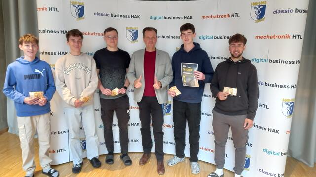 vlnr: Gabriel Brunner, Christopher Steiner, Dominik Santner, Direktor Reinhold Strobl, Moritz Schurian, Lucas Mitterberger. | Foto: Foto: HAK/HTL Spittal