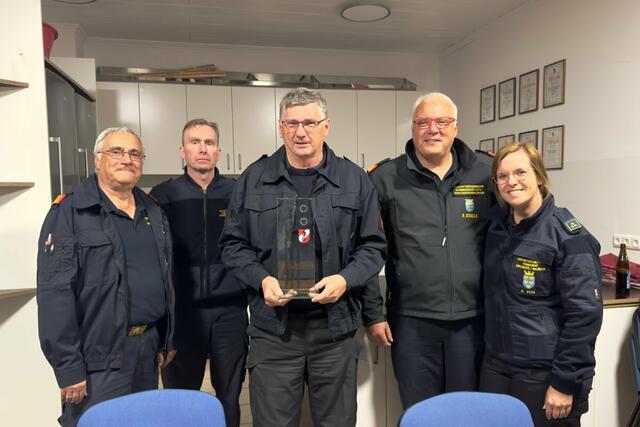 "Amtsübergabe" von HBI Friedrich Ploiner an HBI Markus Hofmann mit den Feuerwehrkommandanten und Stellvertreter(innen) der Feuerwehren der Marktgemeinde sowie Abschnittsfeuerwehrkommandant BR Ernst Mantler und dessen Stellvertreter ABI Fritz Stalla. | Foto: OBI Peter Hörzinger
