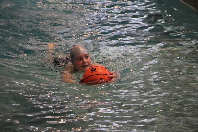 Können Kinder schwimmen, haben die Eltern eine Sorge weniger. Beim Rettungsschwimmen braucht man die Hände frei, das wurde mit einem Ball demonstriert.  | Foto: Edith Ertl
