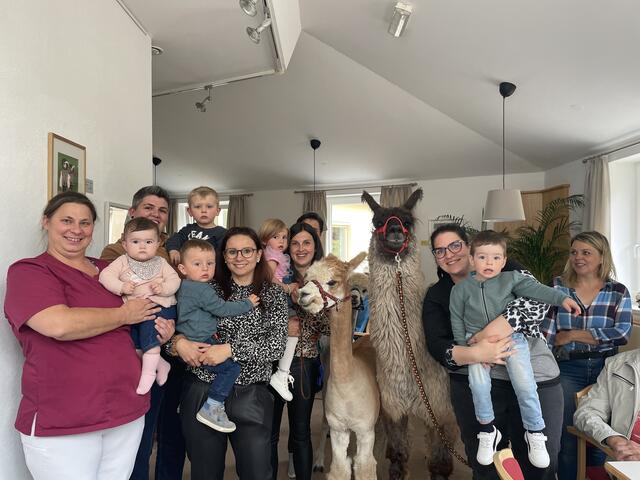 Die Pflegerinnen und ihre Kinder freuten sich über den tierischen Besuch.  | Foto: Martina Obertimpfler 