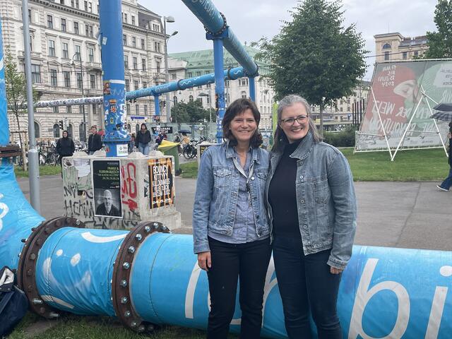 Chefinspektorin Christina Gabriel (l.) und Künstlerin Petra Stelzmüller vor der Kunstinstallation "Udine kommt". | Foto: Fabian Franz