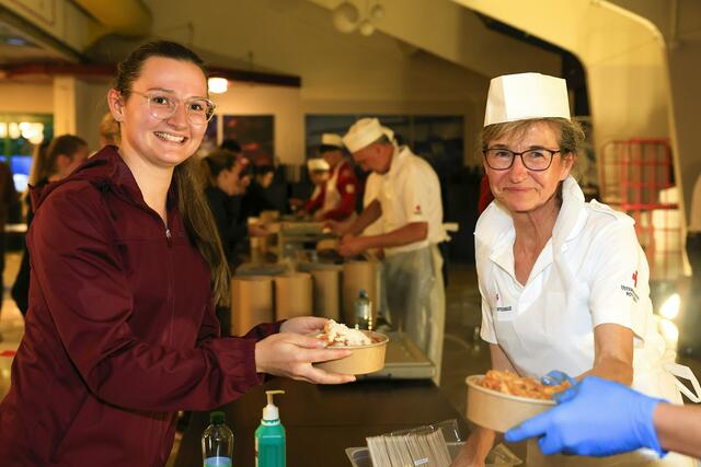 Das Rote Kreuz verköstigte die hungrigen Läuferinnen und Läufer.  | Foto: GEPA