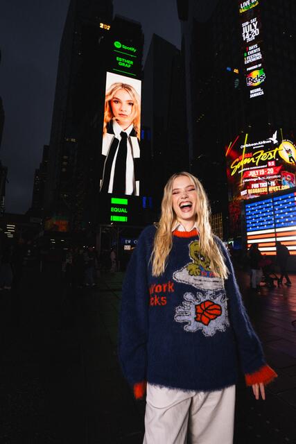 Esther Graf am Times Square in New York | Foto: Max Durante