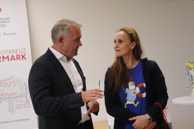 Hier gibt's eine gute Nachricht für Bezirksschwimmreferentin Christine Woger. Die VS Kalsdorf qualifizierte sich für das Landesfinale. Da finanziert die Gemeinde für das Team und die Betreuer einheitliche T-Shirts, verspricht Bgm. Manfred Komericky.  | Foto: Edith Ertl