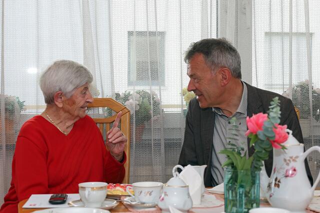 Bei Kaffee und Kuchen erzählte Sophie Schipflinger Bürgermeister Georg Willi aus ihrem Leben und ihrer Arbeit beim Magistrat. | Foto: M. Darmann