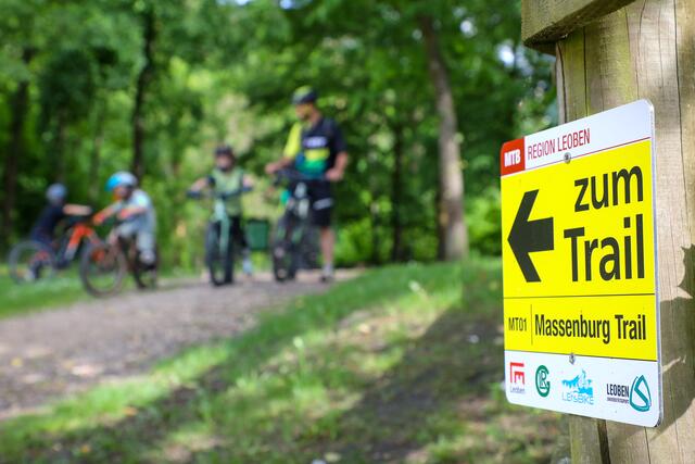 Hier geht's zum Massenburg-Trail: Die neue Beschilderung weist Mountainbikerinnen und Mountainbikern den Weg. | Foto: Freisinger