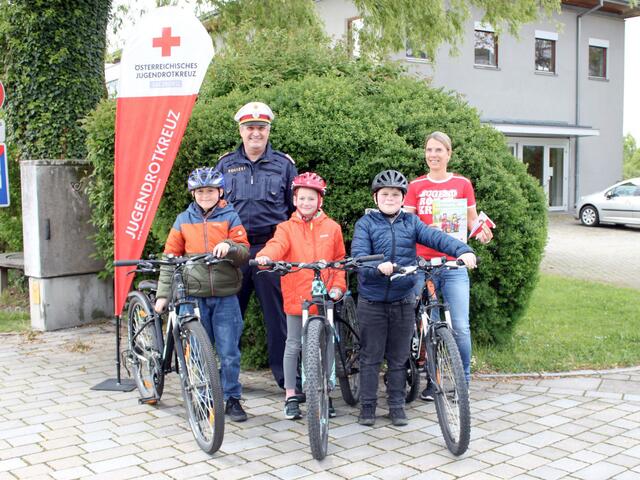 Im Bild (v.l.n.r.): Elias, Pauline und Tobias freuen sich schon auf ihre Fahrradprüfung, hier gemeinsam mit Abteilungsinspektor Christoph Gummerer (Landesverkehrsabteilung, Polizei Salzburg) und Andrea Neuhofer (Jugendrotkreuz Salzburg) | Foto: Rotes Kreuz Salzburg