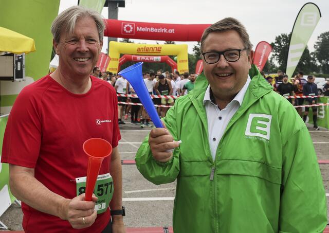 Gute Stimmung trotz mäßigem Wetter: RegionalMedien-Steiermark-Geschäftsführer Roland Reischl und Energie-Steiermark-Vorstandsdirektor Martin Graf | Foto: GEPA