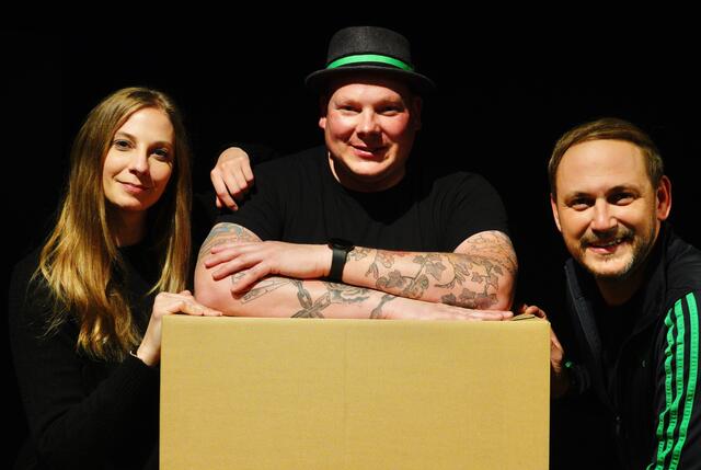 Holger Schober (Mitte) inszenierte „How to Date a Feminist" für das THEO, Ute Veronika Olschnegger und Christian Krall überzeugten in jeder ihrer Rollen.