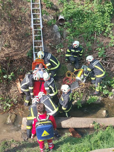 Wasserfest mussten die Helfer bei diesem Notfallszenario im Riederbach sein. | Foto: FF Ried/Rmk.