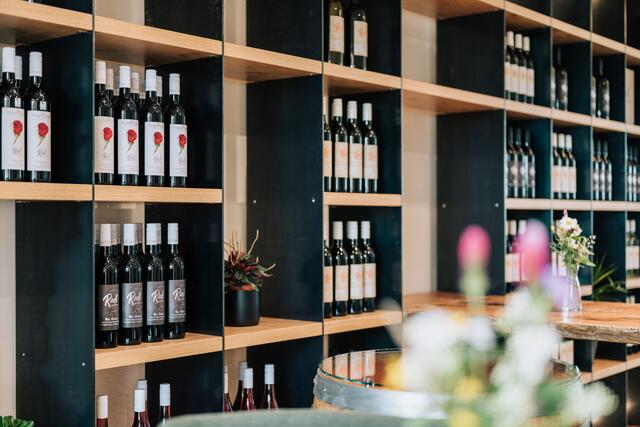 Ein besonderer Hingucker ist das Weinregal | Foto: Rene Knabl