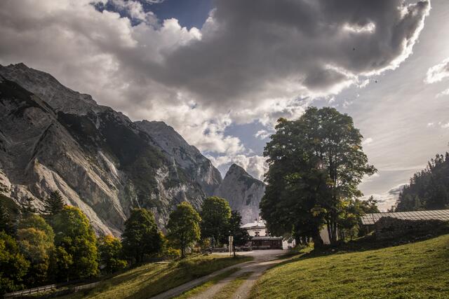 Der Shuttlebus verkehrt an jedem Samstag und Sonntag vom 18. Mai bis zum 06. Oktober 2024 zwischen dem Eingang des Halltals und St. Magdalena und macht dabei einen Zwischenstopp am Einstieg des Absamer Klettersteigs für alle Kletterbegeisterten. | Foto: Hall-Wattens Tourismus