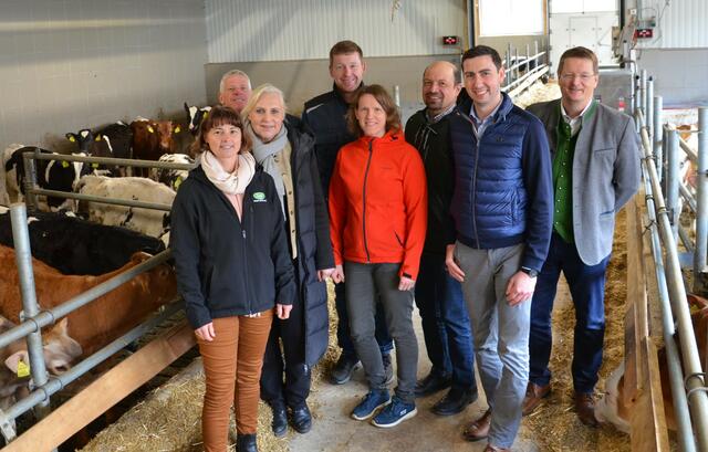 Angelika Winzig (3. v. l.) und Alexander Bernhuber (2. v. r.) zu Besuch in Taiskirchen. | Foto: Seiringer/OÖ Bauernbund