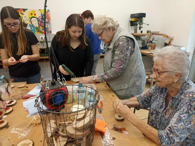 Schülerinnen und Seniorinnen arbeiteten gemeinsam am Projekt "Vogelfrei". | Foto: Community Nurses