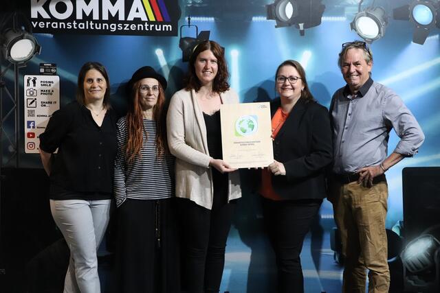 Karin Ganster und Petra Rodens von Komma Wörgl, Patricia Erler, Betriebe-Beraterin von Klimabündnis Tirol, Iris Kahn, Referentin für Nachhaltigkeit und Umwelt der Stadt Wörgl und Komma-Geschäftsführer Luggi Ascher freuen sich über den Klimabündnis-Beitritt. | Foto: Stadtmarketing Wörgl