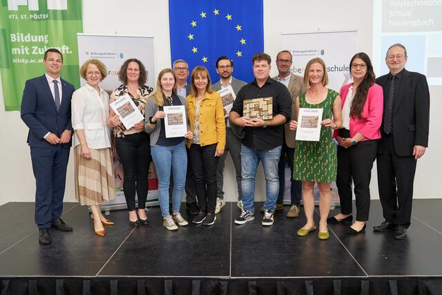 Bildungsdirektor Karl Fritthum, Bildungs-Landesrätin Christiane Teschl-Hofmeister, Lehrerin der PTS Neulengbach, Madicken Soupal (VS Kirchstetten), Thomas Pölzl (PTS Neulengbach), Michaela Gastecker (VS Kirchstetten), Michael Lahnsteiner und Lehrer (ÖKO NMS Pottenbrunn), Rainer Kalteis und Lehrerin (beide BASOP / BAFEP St. Pölten), Schulqualitätsmanagerin Sabine Stiefler, Fachinspektor für Musik und Kreativität Andreas Gruber | Foto: Monihart