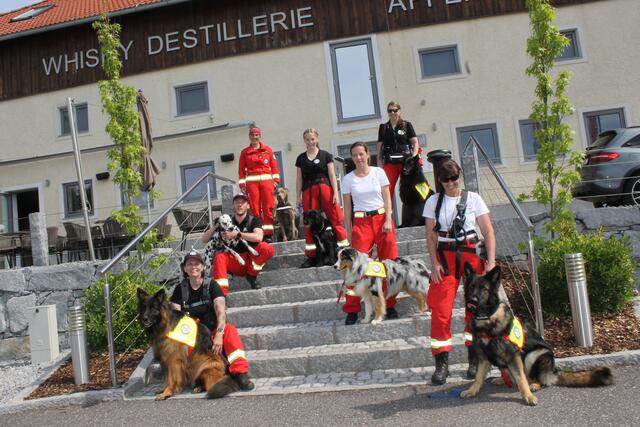 Ausgangspunkt der Orientierungsmärsche der Österreichischen Rettungshundebrigade war die Whiskydestillerie Affenzeller in Alberndorf.  | Foto: BRS/Fohler