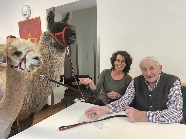 Albürgermeister Josef Hörtnagl mit Tochter Margit beim Füttern der tierischen Besucher. „Sepp" war viele Jahre als Bürgermeister tätig und hatte früher selbst einen landwirtschaftlichen Betrieb.  | Foto: Martina Obertimpfler 