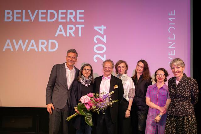 "Belvedere Art Award"-Gewinnerin Rabbya Naseer mit Blumenstrauß | Foto: Foto: eSeL.at / Lorenz Seidler
