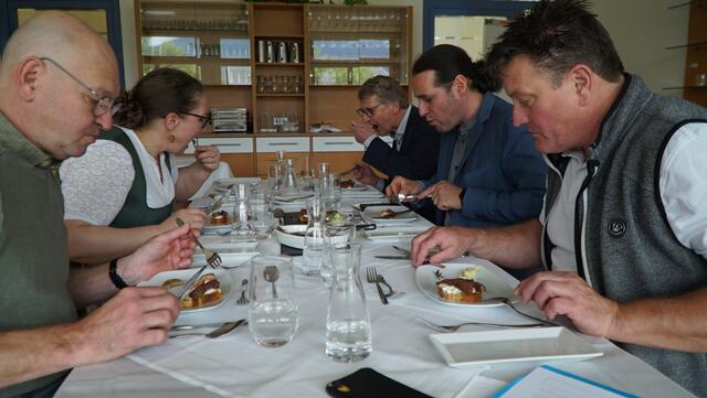 Die fachkundige Jury verkostete alle Slow Food-Gerichte der HBLW-Nachwuchsköche und kürte den eindeutigen Sieger.   Foto: Hans Fuchs