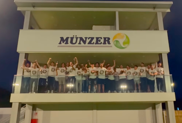 Eine spontane Meisterfeier der Kicker, nachdem der Meistertitel fixiert wurde. | Foto: ASK Voitsberg