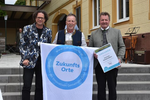 Im Rahmen des Festakts überreichte Martin Voggenberger (m.) die Aufnahmeurkunde des Vereins „Zukunftsorte“ an Michaelnbachs Bürgermeister Martin Dammayr (r.). Mit am Bild: Roland Gruber (l.) von der Firma "Nonconform". | Foto: Gemeinde Michaelnbach