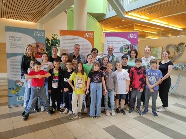 Im Jufa Leibnitz findet eine Ausstellung zum Thema Kinderrechte statt. Hier bei der Eröffnung mit den Schülerinnen und Schülern der Volksschule Linden.  | Foto: Kinderbüro