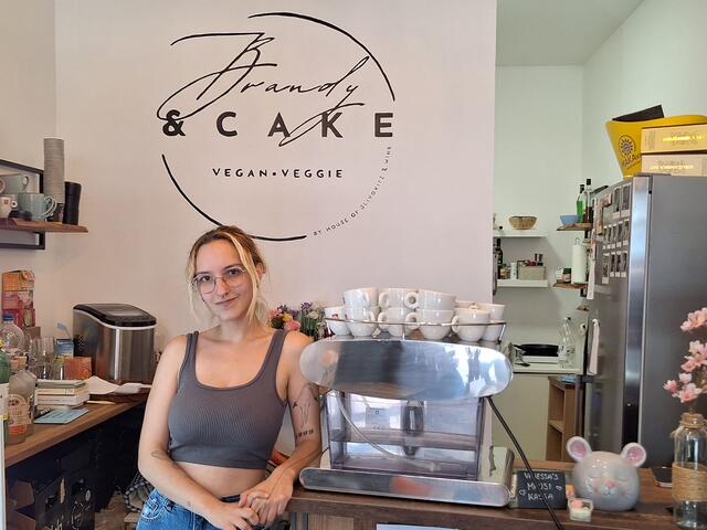 Die Miteigentümerin Vanessa Joksic in ihrem Lokal Brandy &amp; Cake | Foto: Michael Ellenbogen