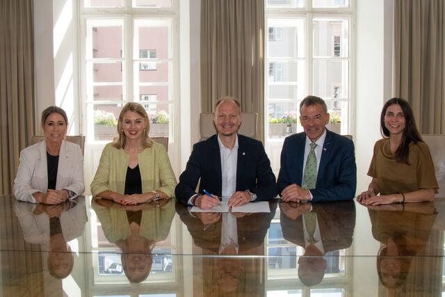 Die neue Stadtregierung unterzeichnete ihr Arbeitsübereinkommen für die kommenden sechs Jahre: Stadträtin Mariella Lutz, Vizebürgermeisterin Elisabeth Mayr, Bürgermeister Johannes Anzengruber, Vizebürgermeister Georg Willi und Stadträtin Janine Bex (alle designiert, v.l.) | Foto: IKM