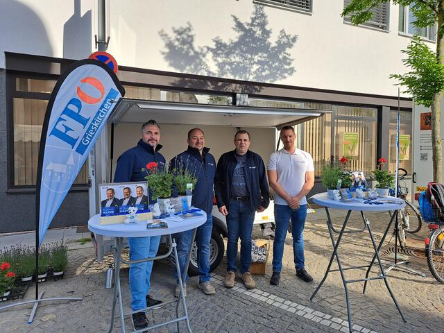 Die FPÖ Grieskirchen veranstaltete eine Muttertags-Verteilaktion. | Foto: FPÖ Grieskirchen