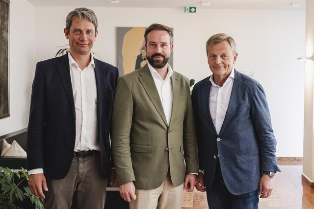 Durch dieses innovative Modell des Öffi-Touristen-Tickets soll das Image des SalzburgerLandes als Urlaubsdestination gestärkt, die Verkehrssituation entspannt und die Region für Gäste attraktiver gemachet werden. Im Bild: Landeshauptmann-Stellvertreter Stefan Schnöll mit Johannes Gfrerer, Geschäftsführer des Salzburger Verkehrsverbundes und Hans Scharfetter, dem Aufsichtsrats-Vorsitzender der SalzburgerLand Tourismus Gesellschaft (SLTG). | Foto: Land Salzburg/Neumayr/Schaad