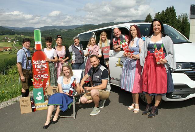 Einsteigen bitte! Das Linienbus-Service steht bereit, weit über 20 Betriebe laden zum Besuch ein. | Foto: Josef Fürbass