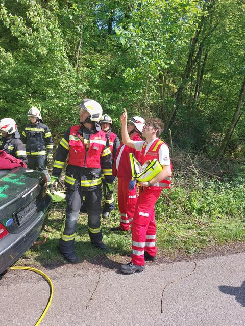 Wichtiges Übungsziel: Optimierte Zusammenarbeit von FF und RK in gefinkelten Szenarien mit hohem Eigengefährungsgrad wie hier durch ein herabhängendes Stromkabel.   | Foto: FF Ried/Rmk.