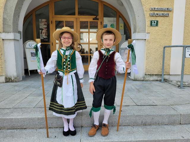 Fast 140 Jahre gehen die Schäfererkinder, hier Luise Ganglbauer und Alexander Viehaus bei der Fronleichnamsprozession mit.