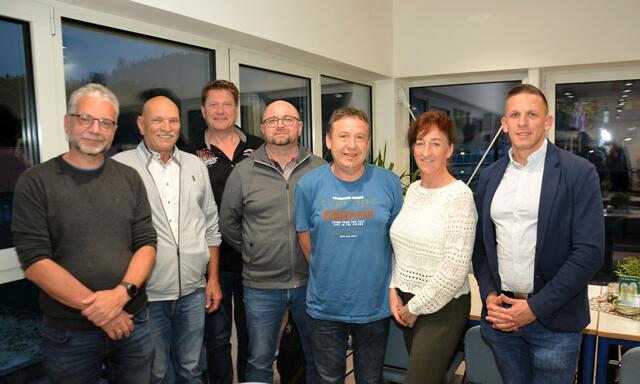 Beim ESV St. Michael wurde der Obmannwechsel vollzogen: Robert Schatzl, Horst Streitmaier, Robert Puchmayr, der neue Obmann Uwe Käferböck, Karl Kipperer, Gudrun Schatzl und Bürgermeister Manuel Gößler (v.l.)  | Foto: Taurer