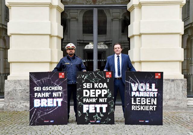 Präsentierten heute die Verkehrssicherheitskampagne des Landes für die Jahre 2024 und 2025: LR René Zumtobel (re) und Enrico Leitgeb (li). | Foto: © Land Tirol/Neuner