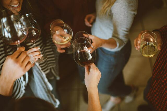 Insgesamt 16 Weißweine und 6 Rotweine standen zur Degustation bereit. Teilnehmen können alle Boku-Studierenden mit einem familiären Weinbetrieb.  | Foto: Kelsey Chance/Unsplash