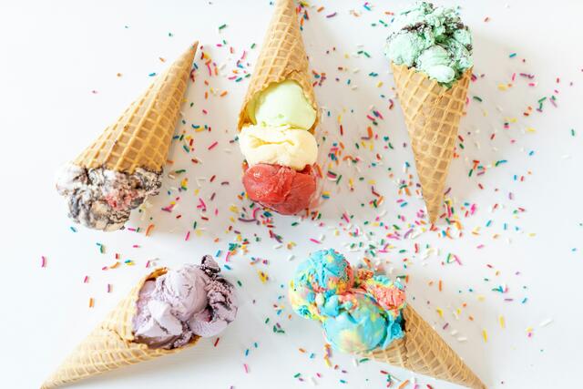 Die Temperaturen steigen und damit auch der Genuss auf das Eis. | Foto: Courtney Cook/Unsplash