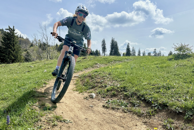 Mountainbikerin hat sichtlich Spaß bei der Abfahrt.  | Foto: Naturfreunde