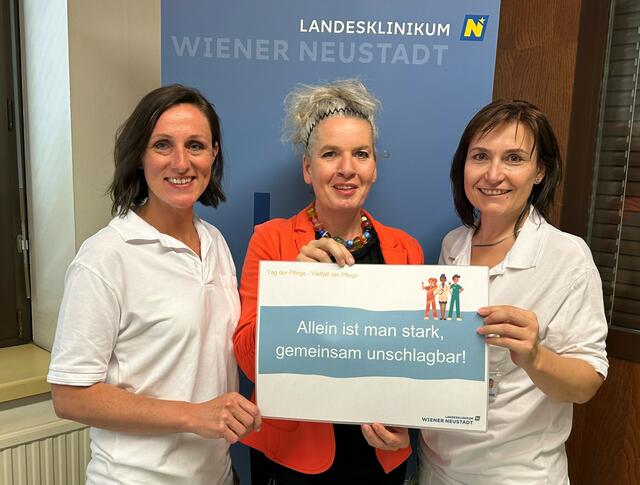Feierten mit den Mitarbeiterinnen und Mitarbeiter im Landesklinikum Wiener Neustadt den Tag der Pflege und die Vielfalt der Pflege (v.l.n.r.): Bereichsleiterin DGKP Nicole Dodd, BA; Pflegedirektorin Dipl. KH-BW DGKP Christa Grosz, MBA, MBA; Bereichsleiterin Lenuta Dragos, BScN. | Foto: Landesklinikum Wiener Neustadt