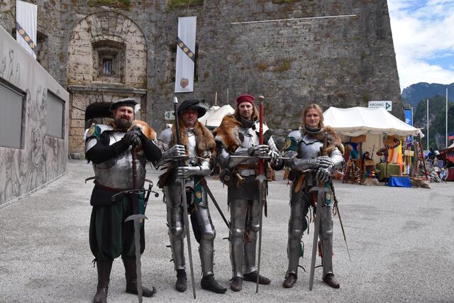 Die Festung Kufstein ist am Pfingstwochenende wieder in den Händen von Rittern und holden Maiden. Im Bild die "Gemeinschaft der Löwen".  | Foto: Barbara Fluckinger