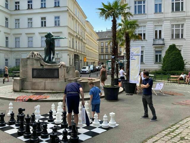 Der Verein Geht.Doch-Wien zeigt, wie man eine Wohnstraße ohne Autos nutzen kann.  | Foto: Geht-Doch.Wien