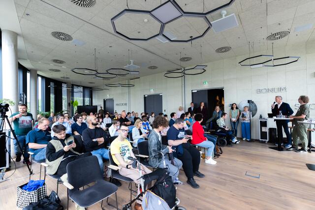 Volles Haus am Merkur Campus: Die Diskussion sorgte für großes Interesse und rege Beteiligung der Zuschauer. | Foto: Konstantinov