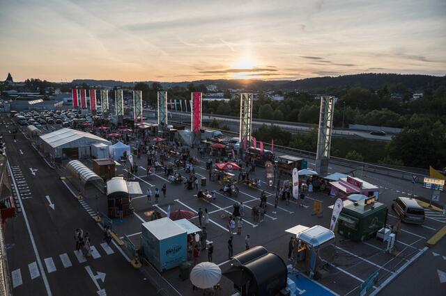 Am kommenden Wochenende findet auf dem Sky Parkdeck der Varena in Vöcklabruck wieder der Streetfood Market statt.  | Foto: Varena