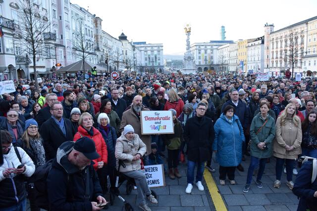 Bei der ersten Kundgebung Ende Februar setzten Tausende ein starkes Zeichen für Demokratie und gegen Rechtsextremismus sowie Rassismus. | Foto: Zinterhof